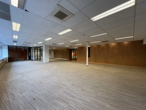 Ruime, leegstaande kantoorruimte aan de 2e Daalsedijk met systeemplafond, tapijtvloer en glazen wanden.